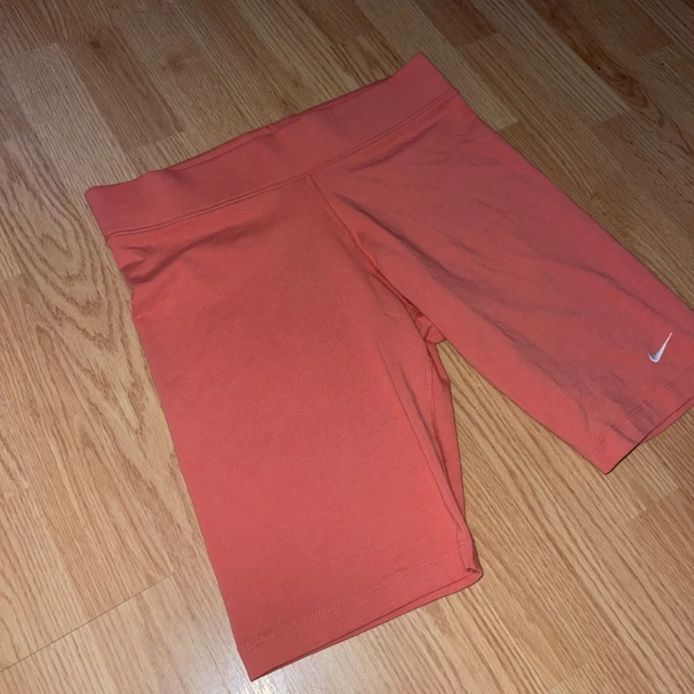 Nike Women’s Orange Stretch High Waist Knee Length Biker Shorts Size Large